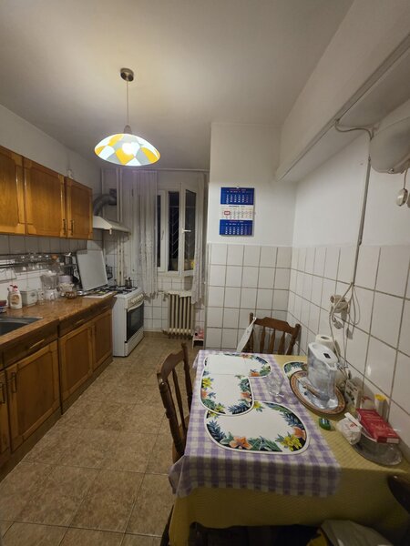 Titan, 5 minute metrou, strandul Cara, pe strada Stanila, bloc H, 4 etaje