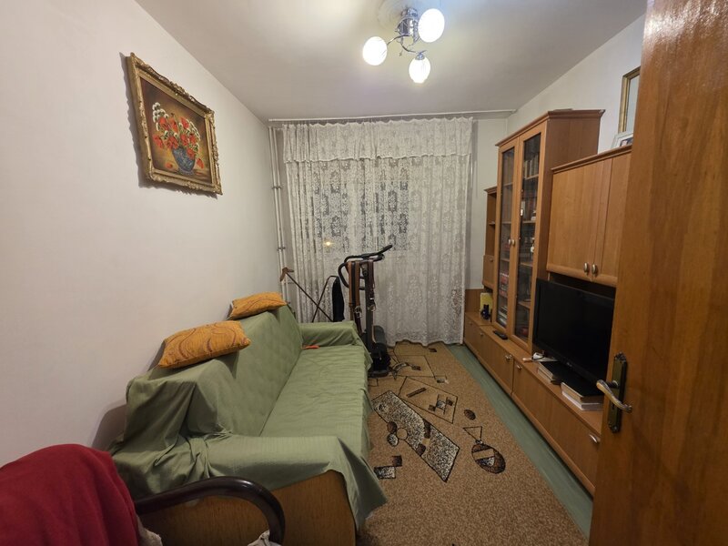 Titan, 5 minute metrou, strandul Cara, pe strada Stanila, bloc H, 4 etaje