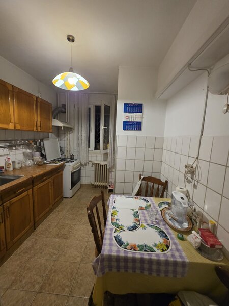 Titan, 5 minute metrou, strandul Cara, pe strada Stanila, bloc H, 4 etaje